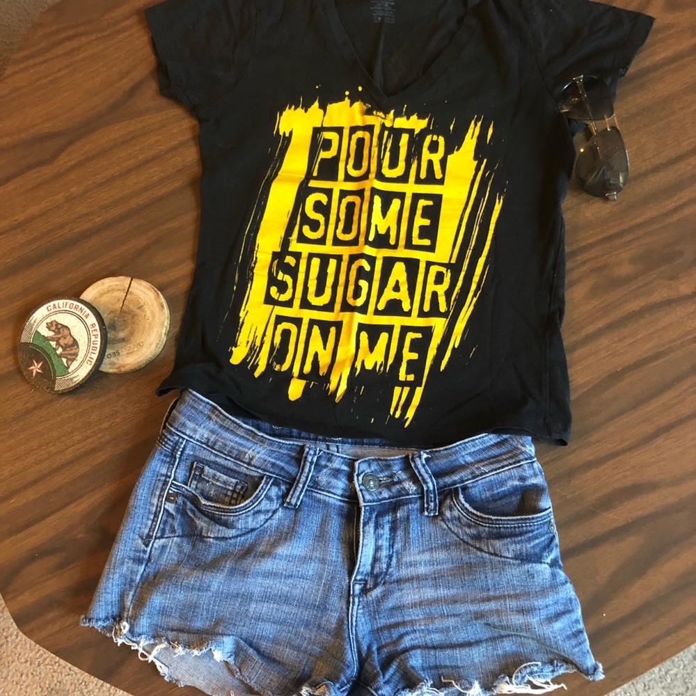 Def Leppard V-neck shirt pour some sugar concert T